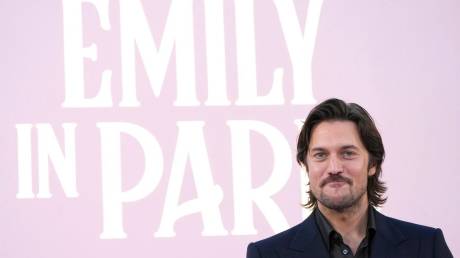 Emily in Paris: Βασικός πρωταγωνιστής θεωρεί τη σειρά «αρχαϊκή» και θέλει να φύγει