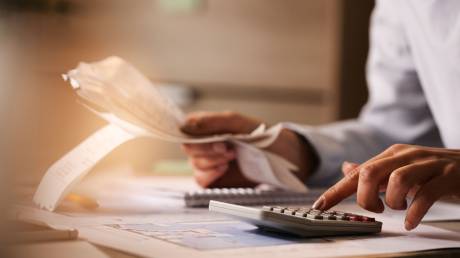 Τι προβλέπει το νέο φορολογικό νομοσχέδιο για κρυπτονομίσματα, καταθέσεις και κύρια κατοικία