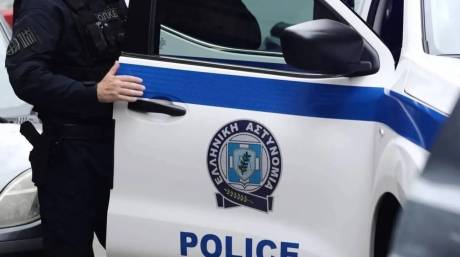 Γυναίκα στη Θεσσαλονίκη κατήγγειλε ότι ο πρώην της πέταξε βαζάκια με εύφλεκτο υγρό στο σπίτι της