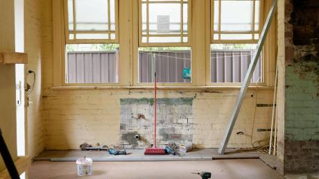 Έρχονται νέο «Ανακαινίζω» και «Νταντάδες της γειτονιάς» - Ποιοι δικαιούνται έως 36.000 ευρώ