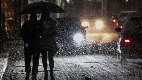 «Επελαύνει» η κακοκαιρία: Ισχυρές καταιγίδες και χαμηλές θερμοκρασίες - Σε ποιες περιοχές χιονίζει