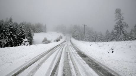 Κακοκαιρια Erminio: Χιόνια στη Μακεδονία - Φούσκωσε ποτάμι στην Ημαθία, αλυσίδες στην Πέλλα