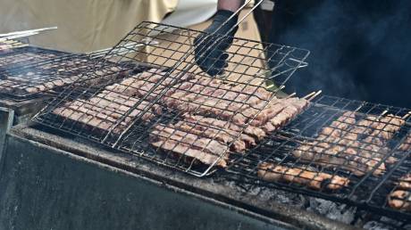 Τσικνοπέμπτη στη Βαρβάκειο - Παραδοσιακό γλέντι με μουσική και χορό στον Δήμο Αθηναίων