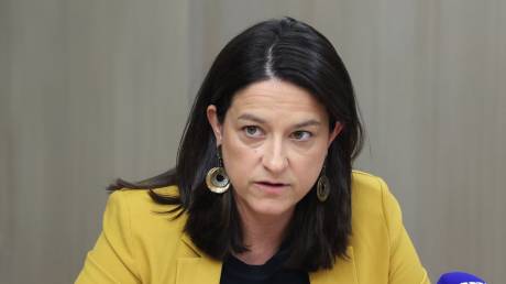 Η Κεραμέως μίλησε με τον τραυματία από τους πυροβολισμούς στον ΕΦΚΑ: «Έχει τη στήριξη όλων μας»