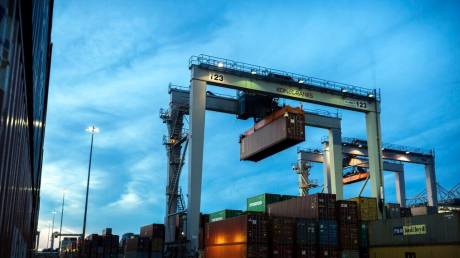 Financial Times: Μείωση δασμών σε προϊόντα χάλυβα και αλουμινίου σχεδιάζει ο Τραμπ