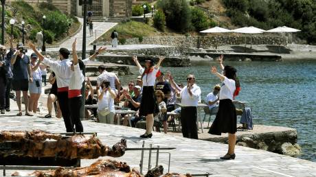 Με ανοιξιάτικο καιρό και υψηλές θερμοκρασίες το ψήσιμο του οβελία - Που αναμένονται μπόρες