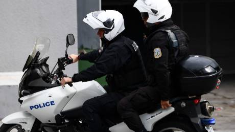 Καταδίωξη στα Λιόσια: Δύο αστυνομικοί δέχθηκαν επίθεση από 80 άτομα