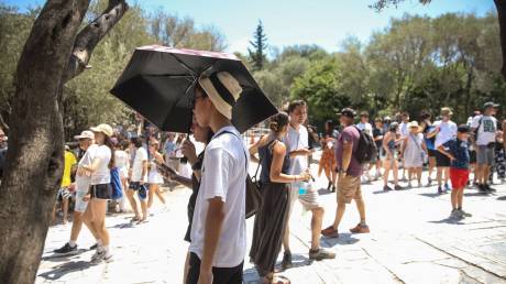 Νέο ρεκόρ στον τουρισμό το 2025: Στα 23,6 δισ. ευρώ τα έσοδα - 38 εκατομμύρια οι αφίξεις επισκεπτών