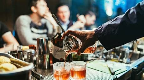 Θεσσαλονίκη: Δύο συλλήψεις εργαζομένων σε μπαρ - Επέτρεψαν σε 16χρονες να πιούνε αλκοόλ