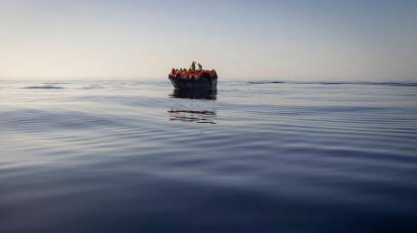 Βρετανία: Το 2025 καταγράφηκε ο υψηλότερος αριθμός μεταναστών που έφτασαν στη χώρα μέσω της Μάγχης