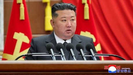 Β. Κορέα: Ο Κιμ Γιόνγκ Ουν δηλώνει ότι μόνο εννιά στρατιωτες σκοτώθηκαν στο Κούρσκ