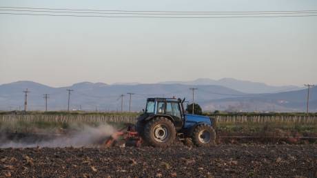 Νέες ρυθμίσεις για τους αγρότες: Έως πότε δόθηκε παράταση για χρηματοδότηση και αγροτικά ακίνητα