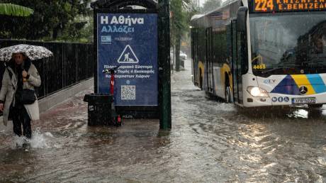 Καταιγίδα «χτύπησε» την Αττική: Πλημμύρες, προβλήματα κυκλοφορίας και διακοπές ρεύματος
