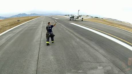 Αεροπλάνο προσγειώνεται μόνο του μετά από έκτακτη ανάγκη κατά τη διάρκεια της πτήσης