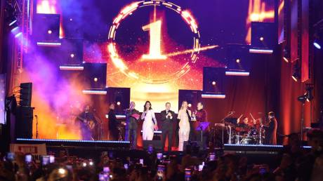 Με drone show και αθόρυβα πυροτεχνήματα η Αθήνα υποδέχθηκε το 2026 σε Σύνταγμα και Πεδίον του Άρεως