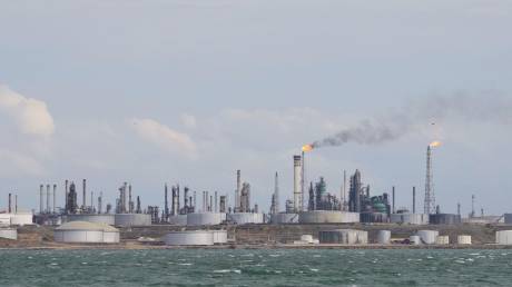 Το brent υποχωρεί αλλά παραμένει πάνω από τα 100 δολάρια/βαρέλι