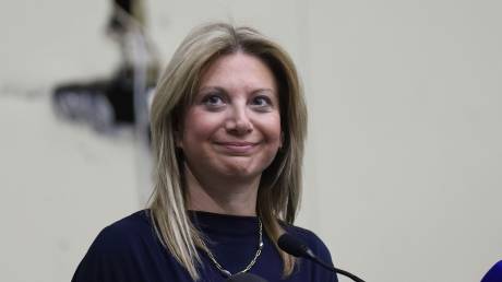 Με μια κλεψύδρα και ένα περιστέρι το σποτ του κινήματος που ανακοίνωσε η Καρυστιανού