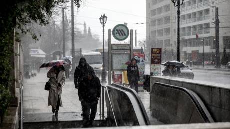 Σαρώνει η νέα κακοκαιρία: «Ποτάμια» στις Αχαρνές, χαλάζι και καταιγίδες σε Αττική, Θήβα και Λάρισα