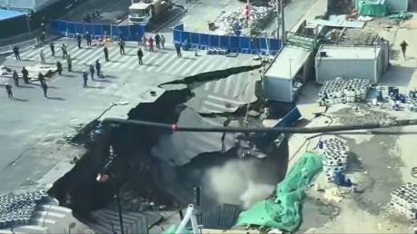 Σαγκάη: Γιγαντιαία τρύπα στο οδόστρωμα «κατάπιε» εργοτάξιο