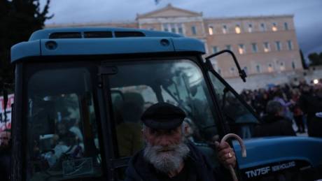 Ολονυκτία αγροτών με δεκάδες τρακτέρ στο Σύνταγμα - «Θα συνεχίσουμε τον αγώνα μέχρι τέλος»