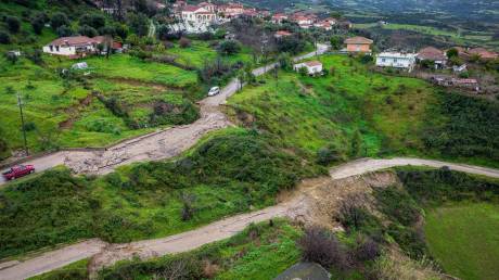 Όλο το χωριό κατολισθαίνει στην πλαγιά - Εικόνες drones μετά τις καταιγίδες στο Μαζαράκι Πηνείας