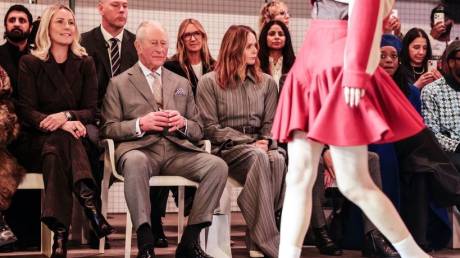 Στην Εβδομάδα Μόδας του Λονδίνου ο βασιλιάς Κάρολος μετά τη... σύλληψη του αδερφού του, Άντριου