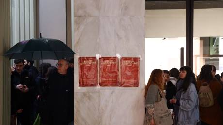 «Χωρίς εμάς θέατρο δεν γίνεται»: Απεργιακή κινητοποίηση των ηθοποιών υπό βροχή