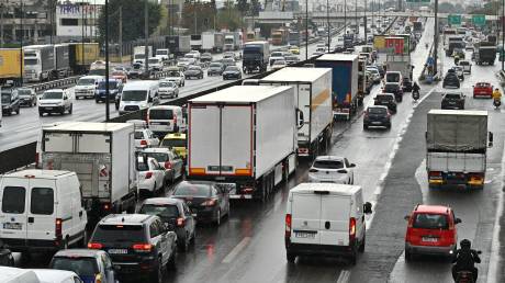 Καραμπόλα τριών οχημάτων στην Αττική Οδό - Μεγάλες καθυστερήσεις στην κυκλοφορία
