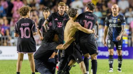 ΗΠΑ: Άνδρας ασφαλείας «γκρέμισε» και τον Μέσι στην προσπάθειά του να σταματήσει οπαδό