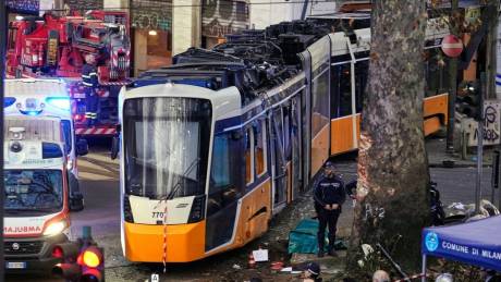 Ιταλία: Η στιγμή που το τραμ εκτροχιάζεται και πέφτει στο κτήριο στο Μιλάνο - Στους δύο οι νεκροί