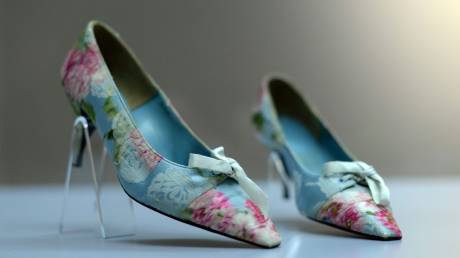 Σε βιβλίο η ζωή του Γάλλου Roger Vivier που σχεδίασε τολμηρά και πολυτελή παπούτσια