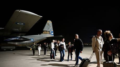 Οι πρώτες εικόνες από τον επαναπατρισμό των 91 Ελλήνων που είχαν εγκλωβιστεί στο Αμπού Ντάμπι