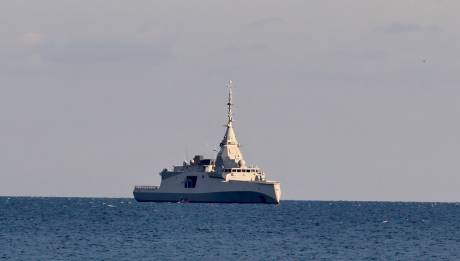 Στο λιμάνι του Πειραιά η φρεγάτα «Κίμων»: Εντυπωσιακά πλάνα από την άφιξή της