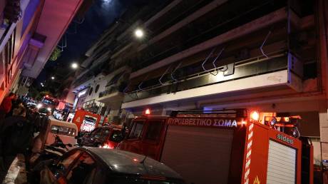 Φωτιά σε διαμέρισμα στου Γκύζη από έκρηξη φιάλης αερίου - Απεγκλωβίστηκαν δύο άτομα