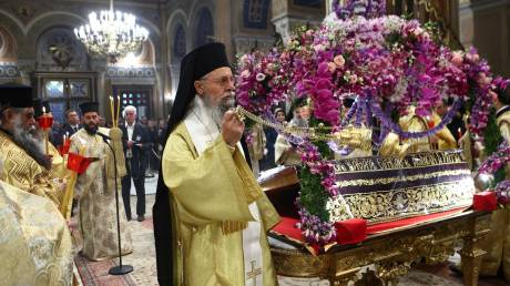 Κλίμα κατάνυξης στην ακολουθία του Επιταφίου στη Μητρόπολη: Σε εξέλιξη η περιφορά στην Αθήνα