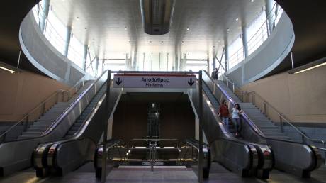 Καρέ καρέ καταδίωξη άνδρα από αστυνομικούς της ομάδας «Αριάδνη» στο μετρό του Ελληνικού