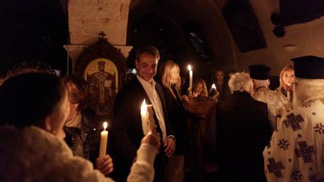 Οι ευχές του Κυριάκου Μητσοτάκη για το Πάσχα από τα Χανιά - Η φωτογραφία με τη σύζυγό του, Μαρέβα