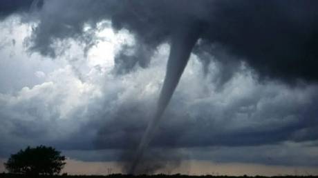 Εικόνες που κόβουν την ανάσα - Ανεμοστόβιλος «χτυπά» στις μεσοδυτικές ΗΠΑ