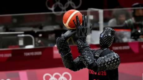 Το «Cue7» κλέβει τις εντυπώσεις: Το ρομπότ που ντριμπλάρει και σουτάρει με AI