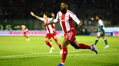 Ο Ολυμπιακός κέρδισε τον Παναθηναϊκό στη Λεωφόρο με 2-0 και παραμένει στο κυνήτι του τίτλου