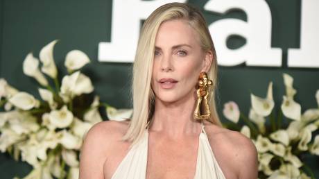 Η Σαρλίζ Θερόν μιλά για τη νύχτα που η μητέρα της σκότωσε τον πατέρα της για να σωθούν