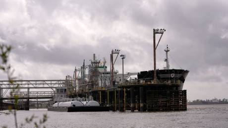 Το κλείσιμο των Στενών του Ορμούζ αυξάνει τη ζήτηση για αμερικανικό πετρέλαιο