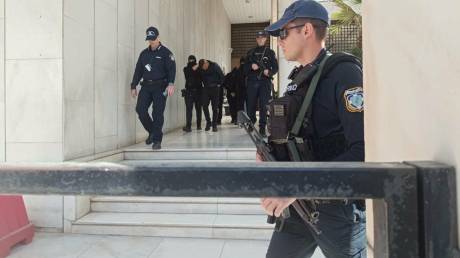 Άγιος Δημήτριος: Με σκυμμένο κεφάλι ο 20χρονος στο Ναυτοδικείο - Η στιγμή που φεύγει από ΓΑΔΑ