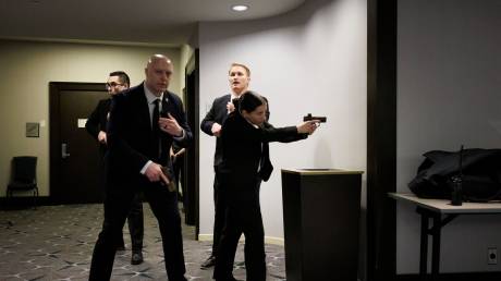 Πώς ο μυστικός πράκτορας που χτυπήθηκε από τις σφαίρες του Κόουλ Άλεν σώθηκε χάρη στο κινητό του