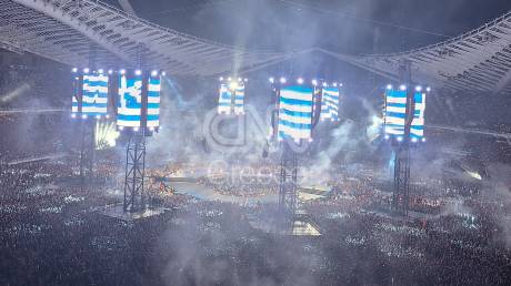 Μετά το «Ζορμπά» και τις «Τρύπες» οι Metallica... έβαψαν το ΟΑΚΑ με ελληνικές σημαίες