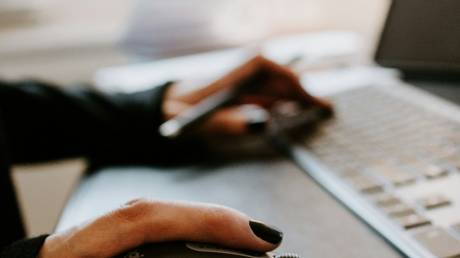 Meta: Σε σύγκρουση με τους κανόνες της ΕΕ το σχέδιο παρακολούθησης των κλικ των εργαζομένων