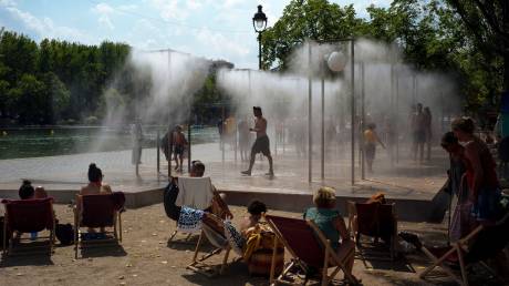 Σε κόκκινο συναγερμό λόγω καύσωνα η Γαλλία - Απαγορεύτηκε η κατανάλωση αλκοόλ σε φεστιβάλ
