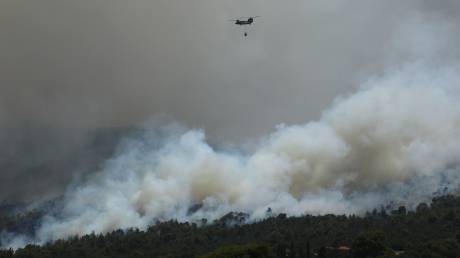 Στα 200 μέτρα από τα ελληνικά σύνορα η φωτιά που καίει στη Βόρεια Μακεδονία
