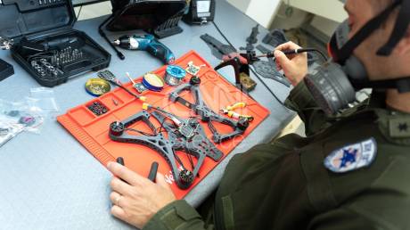 Το CNN Greece μέσα στο εργοστάσιο παραγωγής drones των Ενόπλων Δυνάμεων