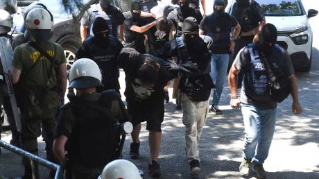 Δολοφονία Βάγιας Νέστορα: Στο «μικροσκόπιο» τα κινητά και η ομπρέλα που είχαν για κάλυψη οι δράστες